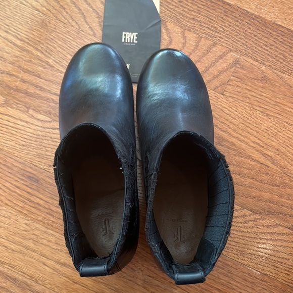 NWOT Frye Odessa Chelsea Boots - Picture 9 of 10